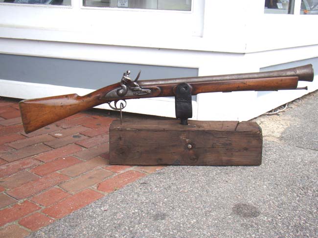 A late 18th or early 19th century steel barreled flintlock blunderbuss with swivel mount — image 7